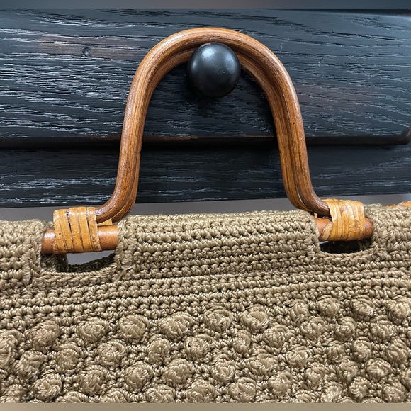 Vintage tan Macrame Handbag with beautiful wood handle - Picture 2 of 7